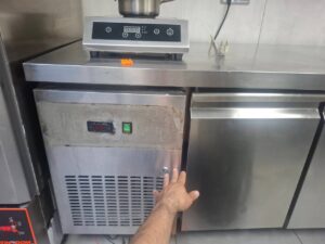 Ремонт холодильного столу в ресторані в Одесі після відключення світла Ремонт холодильного столу в ресторані в Одесі після відключення світла